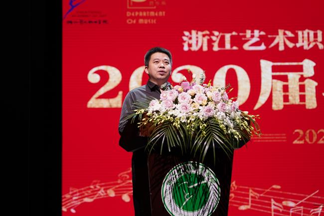 谢书记主持特写.png 谢书记主持特写.png