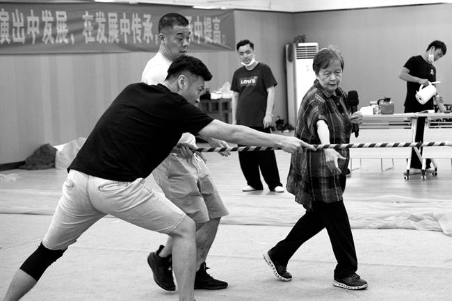 杨小青导演 (3).jpg 杨小青导演 (3).jpg