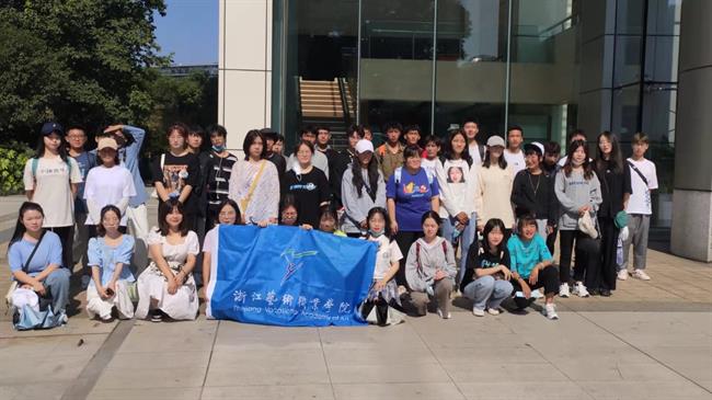 参观前合影.jpg 参观前合影.jpg